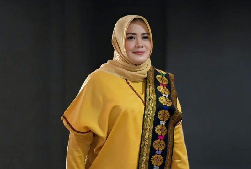 Gunakan Pakaian Adat,  Wakil Gubernur NTB Hj Indah Dhamayanti Putri saat Menghadiri Rapat Paripurna HUT ke-67 NTB di Ruang Rapat Kantor Gubernur NTB 