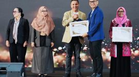 Koordinator Divisi Pencegahan, Partisipasi Masyarakat, dan Hubungan Antar Lembaga Bawaslu NTB, Hasan Basri saat menerima penghargaan 