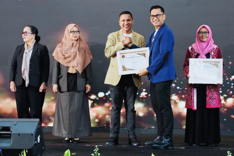 Koordinator Divisi Pencegahan, Partisipasi Masyarakat, dan Hubungan Antar Lembaga Bawaslu NTB, Hasan Basri saat menerima penghargaan 