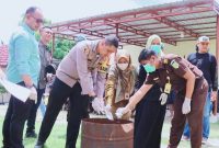 Polres Bima Kota Pimpin Pemusnahan Barang Bukti Narkoba di Halaman Polres Bima Kota 