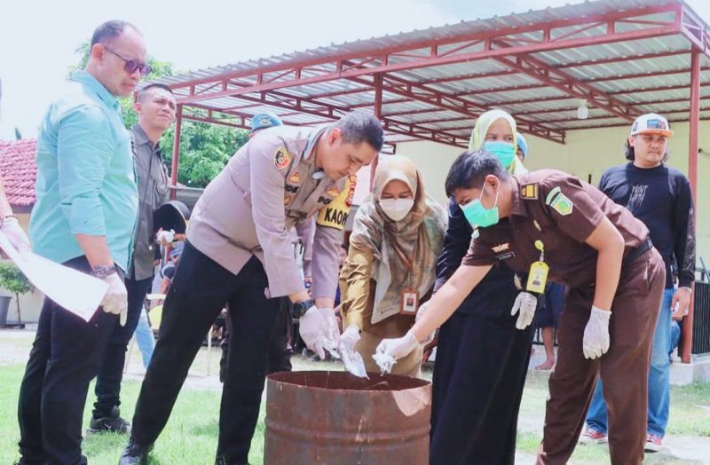 Polres Bima Kota Pimpin Pemusnahan Barang Bukti Narkoba di Halaman Polres Bima Kota 