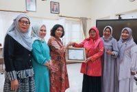 Ketua DPRD Provinsi Nusa Tenggara Barat (NTB), Hj. Baiq Isvie Rupaeda, menerima penghargaan atas dedikasi dan pengabdiannya sebagai tokoh perempuan inspiratif NTB di bidang politik.