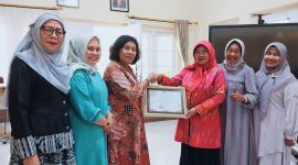 Ketua DPRD Provinsi Nusa Tenggara Barat (NTB), Hj. Baiq Isvie Rupaeda, menerima penghargaan atas dedikasi dan pengabdiannya sebagai tokoh perempuan inspiratif NTB di bidang politik.