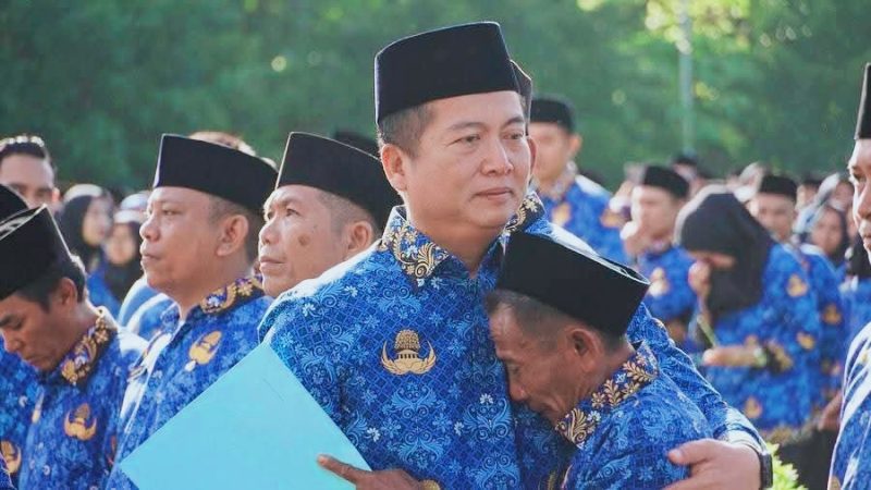 Honorer Dompu Munahir  saat menerima SK PPPK Paruh Waktu. Tidak hanya itu Munahir juga mendapatkan surprise istimewa berupa hadiah umrah langsung dari Gubernur NTB, Dr. Lalu Muhamad Iqbal.