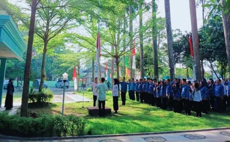 Upacara Bendera dihalaman Kantor DLHK Provinsi NTB 