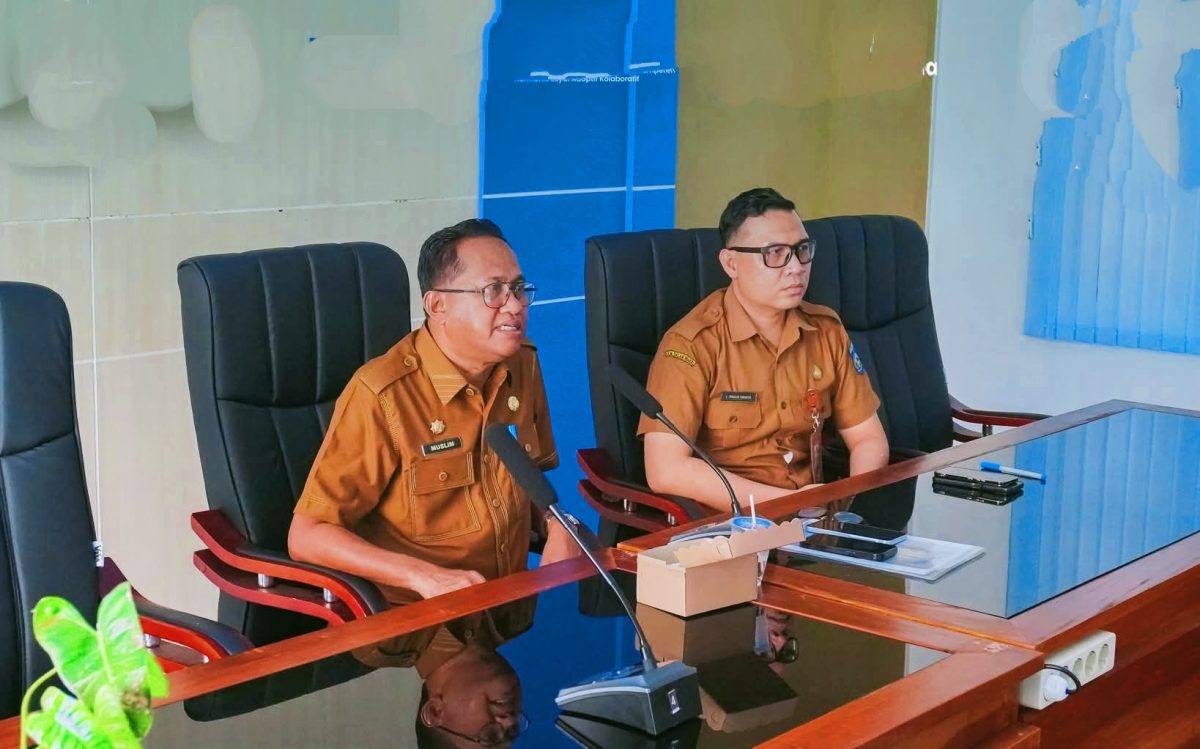 Kepala Dinas Kelautan dan Perikanan (DKP) Provinsi Nusa Tenggara Barat (NTB) Muslim saat memimpin Rapat Pembahasan Final Dokumen Rencana Induk Pergaraman Daerah Provinsi NTB
