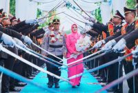 Tradisi Pedang Pora mewarnai prosesi pelepasan Irjen Pol. Hadi Gunawan, S.H., S.I.K. bersama istri dari Polda NTB