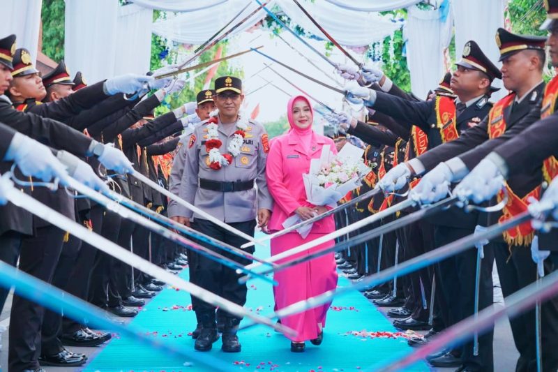 Tradisi Pedang Pora mewarnai prosesi pelepasan Irjen Pol. Hadi Gunawan, S.H., S.I.K. bersama istri dari Polda NTB