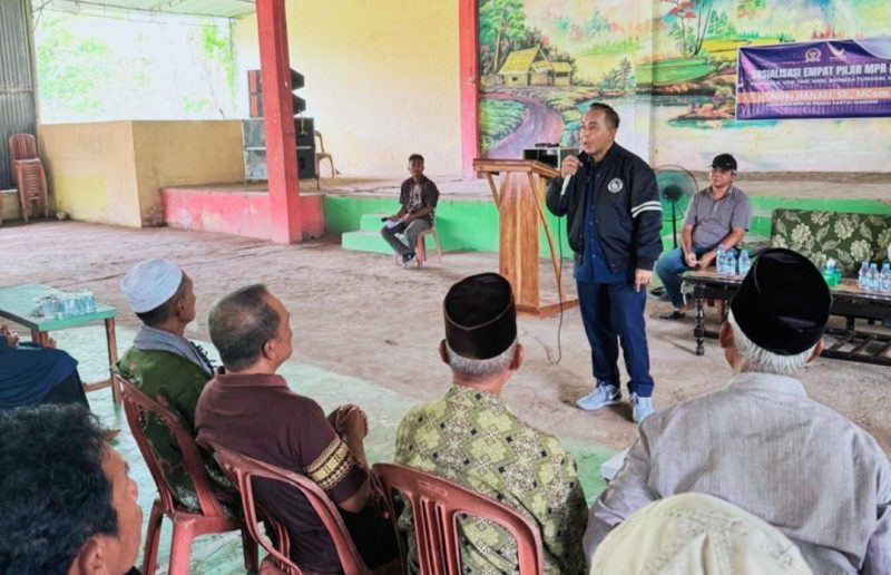 Anggota DPR RI Mori Hanafi Saat Menggelar Sosialisasi 4 Pilar Kebangsaan di Rumah Aspirasi Kabupaten Bima.