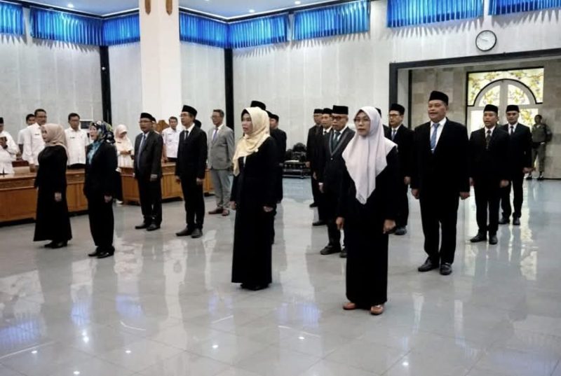 Menjelang penghujung tahun 2025, Pemerintah Kabupaten Lombok Barat (Lobar) kembali melakukan perombakan birokrasi. Sebanyak 17 Pejabat Pimpinan Tinggi Pratama (Eselon II) dimutasi sebagai dampak dari penggabungan (merger) lima Organisasi Perangkat Daerah (OPD).