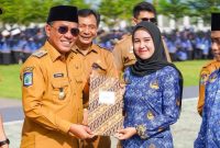 Bupati Bima Ady Mahyudi melantik 13.970 Pegawai Pemerintah dengan Perjanjian Kerja (PPPK) Paruh Waktu serta menyerahkan Surat Keputusan (SK) secara simbolis kepada perwakilan di Lapangan Kantor Bupati Bima, Senin (19/1/2026).