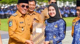 Bupati Bima Ady Mahyudi melantik 13.970 Pegawai Pemerintah dengan Perjanjian Kerja (PPPK) Paruh Waktu serta menyerahkan Surat Keputusan (SK) secara simbolis kepada perwakilan di Lapangan Kantor Bupati Bima, Senin (19/1/2026).