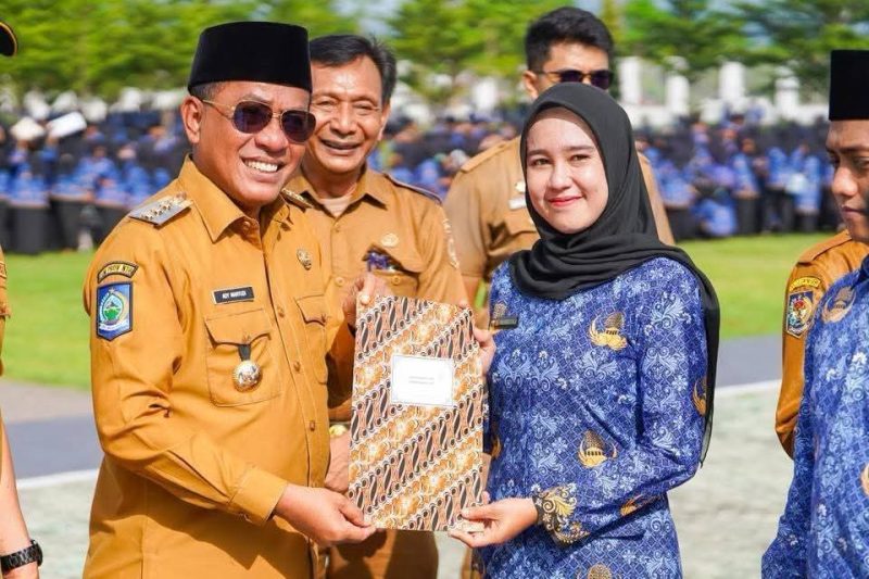 Bupati Bima Ady Mahyudi melantik 13.970 Pegawai Pemerintah dengan Perjanjian Kerja (PPPK) Paruh Waktu serta menyerahkan Surat Keputusan (SK) secara simbolis kepada perwakilan di Lapangan Kantor Bupati Bima, Senin (19/1/2026).