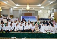 Gubernur NTB Lalu Muhamad Iqbal bersama Ketua TP PKK Provinsi NTB, Sinta M. Iqbal, melepas 33 pekerja layanan publik penerima hadiah umrah di Pendopo Gubernur NTB, Rabu (21/1). Perwakilan jamaah, Agus Talino, menyampaikan rasa syukur atas perhatian dan apresiasi Pemerintah Provinsi NTB terhadap dedikasi para pelayan publik.