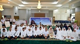 Gubernur NTB Lalu Muhamad Iqbal bersama Ketua TP PKK Provinsi NTB, Sinta M. Iqbal, melepas 33 pekerja layanan publik penerima hadiah umrah di Pendopo Gubernur NTB, Rabu (21/1). Perwakilan jamaah, Agus Talino, menyampaikan rasa syukur atas perhatian dan apresiasi Pemerintah Provinsi NTB terhadap dedikasi para pelayan publik.