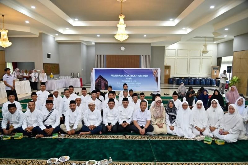 Gubernur NTB Lalu Muhamad Iqbal bersama Ketua TP PKK Provinsi NTB, Sinta M. Iqbal, melepas 33 pekerja layanan publik penerima hadiah umrah di Pendopo Gubernur NTB, Rabu (21/1). Perwakilan jamaah, Agus Talino, menyampaikan rasa syukur atas perhatian dan apresiasi Pemerintah Provinsi NTB terhadap dedikasi para pelayan publik.