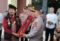 Kapolda NTB Irjen Pol. Edy Murbowo, S.I.K., M.Si. menerima penganugerahan gelar kehormatan adat “Djero Pengkrakse Bhayangkara” dari Laskar Sasak dalam aksi solidaritas yang berlangsung tertib dan damai di Mataram, sebagai simbol dukungan dan kepercayaan masyarakat adat terhadap kepemimpinan Polri di Nusa Tenggara Barat.