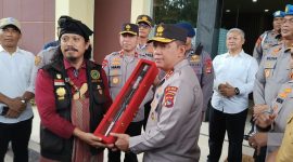 Kapolda NTB Irjen Pol. Edy Murbowo, S.I.K., M.Si. menerima penganugerahan gelar kehormatan adat “Djero Pengkrakse Bhayangkara” dari Laskar Sasak dalam aksi solidaritas yang berlangsung tertib dan damai di Mataram, sebagai simbol dukungan dan kepercayaan masyarakat adat terhadap kepemimpinan Polri di Nusa Tenggara Barat.