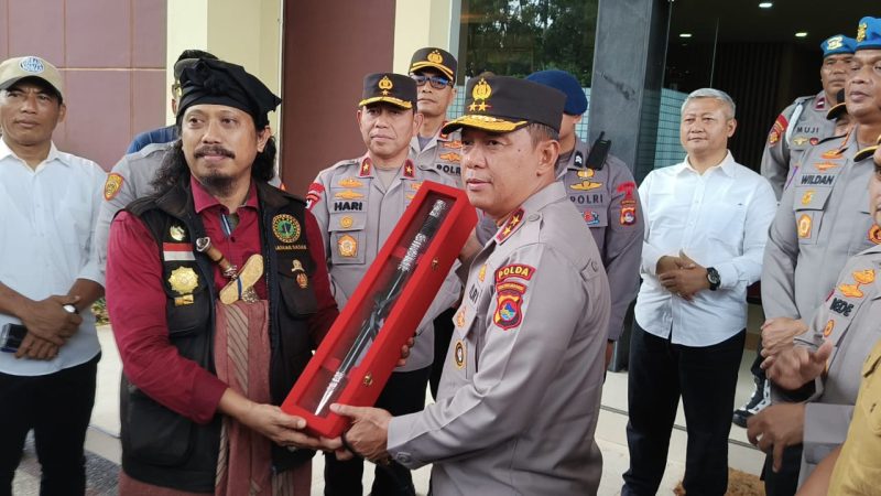 Kapolda NTB Irjen Pol. Edy Murbowo, S.I.K., M.Si. menerima penganugerahan gelar kehormatan adat “Djero Pengkrakse Bhayangkara” dari Laskar Sasak dalam aksi solidaritas yang berlangsung tertib dan damai di Mataram, sebagai simbol dukungan dan kepercayaan masyarakat adat terhadap kepemimpinan Polri di Nusa Tenggara Barat.