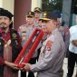Kapolda NTB Irjen Pol. Edy Murbowo, S.I.K., M.Si. menerima penganugerahan gelar kehormatan adat “Djero Pengkrakse Bhayangkara” dari Laskar Sasak dalam aksi solidaritas yang berlangsung tertib dan damai di Mataram, sebagai simbol dukungan dan kepercayaan masyarakat adat terhadap kepemimpinan Polri di Nusa Tenggara Barat.