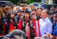 Ribuan massa Laskar Sasak menggelar aksi solidaritas di Kantor Gubernur NTB sebagai bentuk dukungan penuh terhadap kepemimpinan Gubernur dan Wakil Gubernur NTB Lalu Muhamad Iqbal–Indah Dhamayanti Putri, ditandai dengan penyerahan tongkat komando adat Pegat Male, Senin (19/1/2026).