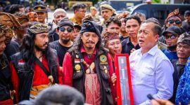 Ribuan massa Laskar Sasak menggelar aksi solidaritas di Kantor Gubernur NTB sebagai bentuk dukungan penuh terhadap kepemimpinan Gubernur dan Wakil Gubernur NTB Lalu Muhamad Iqbal–Indah Dhamayanti Putri, ditandai dengan penyerahan tongkat komando adat Pegat Male, Senin (19/1/2026).