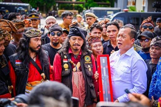 Ribuan massa Laskar Sasak menggelar aksi solidaritas di Kantor Gubernur NTB sebagai bentuk dukungan penuh terhadap kepemimpinan Gubernur dan Wakil Gubernur NTB Lalu Muhamad Iqbal–Indah Dhamayanti Putri, ditandai dengan penyerahan tongkat komando adat Pegat Male, Senin (19/1/2026).