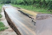 Kondisi Jalan Lintas Parado di kawasan Dam Pela, Kecamatan Parado, Kabupaten Bima, tampak mengalami keretakan cukup parah sepanjang sekitar 15 meter meski baru diaspal hotmix pada tahun lalu, sehingga mengganggu arus lalu lintas dan membahayakan pengguna jalan.