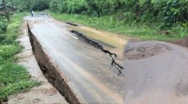 Kondisi Jalan Lintas Parado di kawasan Dam Pela, Kecamatan Parado, Kabupaten Bima, tampak mengalami keretakan cukup parah sepanjang sekitar 15 meter meski baru diaspal hotmix pada tahun lalu, sehingga mengganggu arus lalu lintas dan membahayakan pengguna jalan.