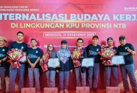 Komisi Pemilihan Umum (KPU) Provinsi Nusa Tenggara Barat (NTB) memberikan apresiasi kepada Aparatur Sipil Negara (ASN) berprestasi serta ASN yang memasuki masa purna tugas dalam kegiatan Internalisasi Budaya Kerja.