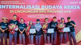 Komisi Pemilihan Umum (KPU) Provinsi Nusa Tenggara Barat (NTB) memberikan apresiasi kepada Aparatur Sipil Negara (ASN) berprestasi serta ASN yang memasuki masa purna tugas dalam kegiatan Internalisasi Budaya Kerja.