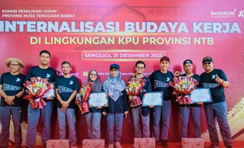 Komisi Pemilihan Umum (KPU) Provinsi Nusa Tenggara Barat (NTB) memberikan apresiasi kepada Aparatur Sipil Negara (ASN) berprestasi serta ASN yang memasuki masa purna tugas dalam kegiatan Internalisasi Budaya Kerja.