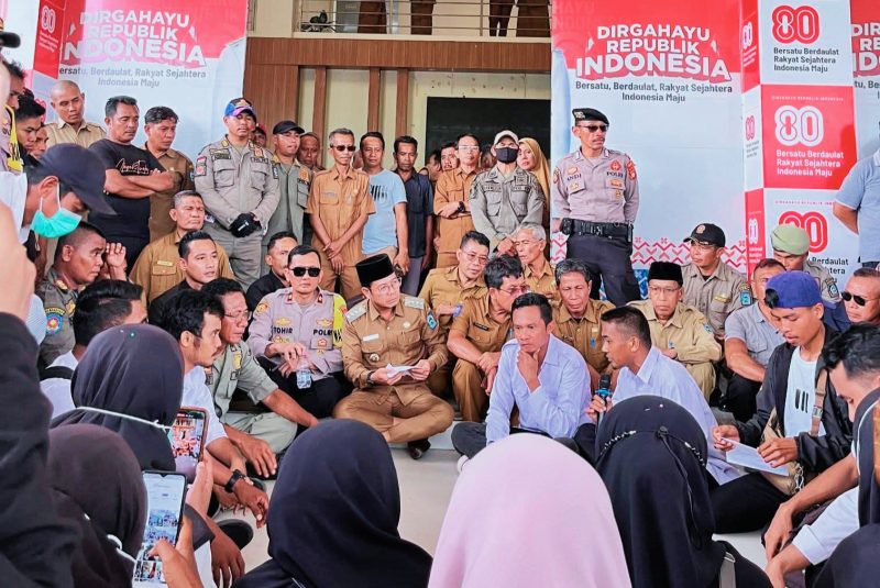 Bupati Dompu Saat Menerima Aksi Honorer Dompu 