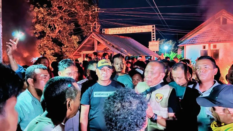 Aksi protes berupa penutupan akses jalan umum sempat terjadi di Jalan Lintas Sumbawa-Bima, tepatnya di Desa O’o, Kecamatan Dompu