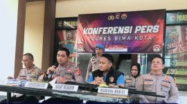 Kapolres Bima Kota AKBP Didik Putra Kuncoro saat menggelar jumpa pers Hilangnya Kifen Jamrud Puncak Sangeang Api.