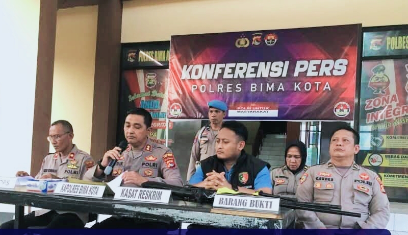 Kapolres Bima Kota AKBP Didik Putra Kuncoro saat menggelar jumpa pers Hilangnya Kifen Jamrud Puncak Sangeang Api.