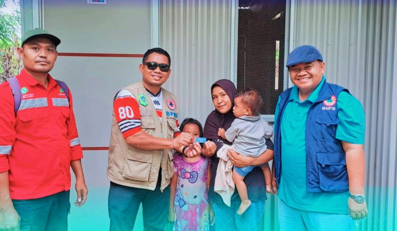 Petugas BPBD Kabupaten Bima bersama warga korban banjir bandang di Kecamatan Wera dan Ambalawi saat melakukan pengecekan fisik sekaligus penyerahan kunci Hunian Sementara (Huntara) bantuan BNPB