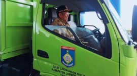 Pemerintah Kabupaten Lombok Barat (Pemkab Lobar) terus memperkuat sistem pengelolaan sampah dan kebersihan lingkungan. Salah satu langkah konkret yang dilakukan adalah penambahan delapan unit kendaraan Dump Truck guna mendukung operasional pengangkutan sampah di lapangan.