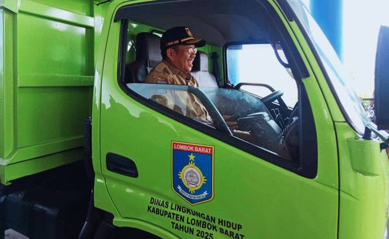 Pemerintah Kabupaten Lombok Barat (Pemkab Lobar) terus memperkuat sistem pengelolaan sampah dan kebersihan lingkungan. Salah satu langkah konkret yang dilakukan adalah penambahan delapan unit kendaraan Dump Truck guna mendukung operasional pengangkutan sampah di lapangan.