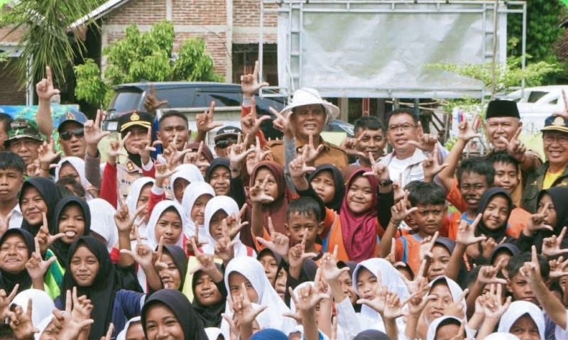 Pemerintah Kabupaten Sumbawa. Melalui Gerakan ‘1 Siswa 1 Pohon’, lebih dari 6.700 siswa dari 12 kecamatan di Kabupaten Sumbawa ambil bagian dalam aksi penghijauan serentak sebagai bagian dari Program Sumbawa Hijau Lestari.