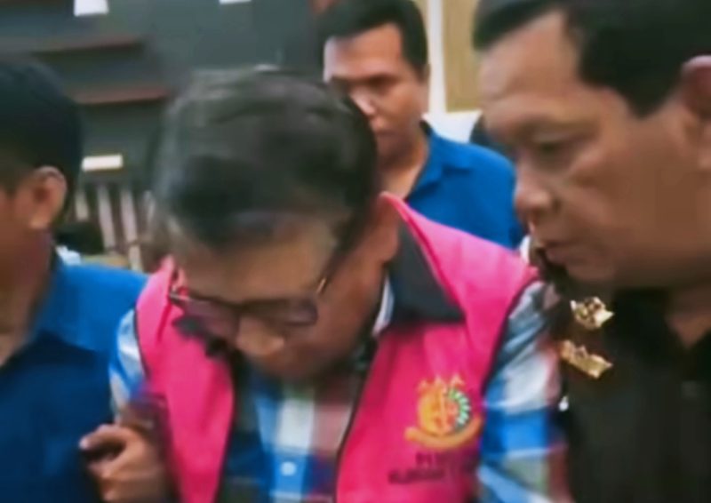 Salah satu tersangka berinisial MJ, yang merupakan tim penilai dari Kantor Jasa Penilai Publik (KJPP), secara terbuka berteriak mengaku sebagai korban saat digiring ke mobil tahanan Kejaksaan Tinggi (Kejati) Nusa Tenggara Barat.