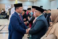 Gubernur NTB Lalu Muhamad Iqbal bersalaman dan menyampaikan ucapan selamat kepada pejabat yang dilantik usai prosesi rotasi dan mutasi di lingkungan Pemerintah Provinsi NTB.