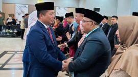 Gubernur NTB Lalu Muhamad Iqbal bersalaman dan menyampaikan ucapan selamat kepada pejabat yang dilantik usai prosesi rotasi dan mutasi di lingkungan Pemerintah Provinsi NTB.