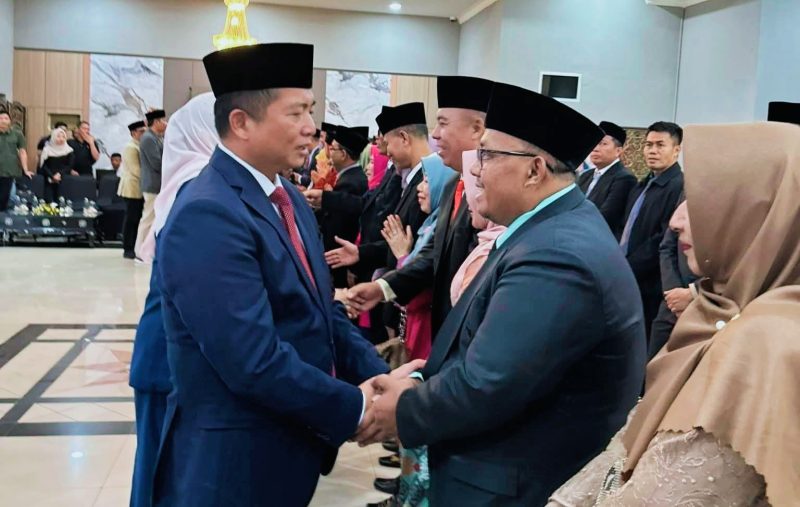 Gubernur NTB Lalu Muhamad Iqbal bersalaman dan menyampaikan ucapan selamat kepada pejabat yang dilantik usai prosesi rotasi dan mutasi di lingkungan Pemerintah Provinsi NTB.