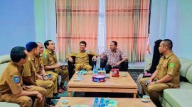 Kepala Dinas Kelautan dan Perikanan Provinsi NTB, Muslim, S.T., M.Si., bersama Wakil Bupati Bima dan jajaran terkait saat menggelar pertemuan koordinasi strategis membahas percepatan pengelolaan pabrik garam dan rencana pembangunan Kampung Nelayan Merah Putih di Kabupaten Bima, Selasa (13/1/2025).
