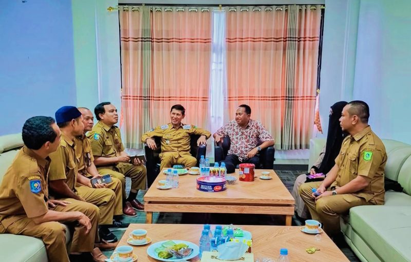 Kepala Dinas Kelautan dan Perikanan Provinsi NTB, Muslim, S.T., M.Si., bersama Wakil Bupati Bima dan jajaran terkait saat menggelar pertemuan koordinasi strategis membahas percepatan pengelolaan pabrik garam dan rencana pembangunan Kampung Nelayan Merah Putih di Kabupaten Bima, Selasa (13/1/2025).