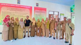 Plt. Kepala Dinas Pertanian dan Ketahanan Pangan Provinsi NTB, Hj. Eva Dewiyani, S.P., saat memberikan arahan kepada jajaran UPTD Balai Benih Induk (BBI) Pertanian terkait kesiapan tata kelola kelembagaan menuju penerapan BLUD di Lombok Barat, Selasa (13/1/2026).