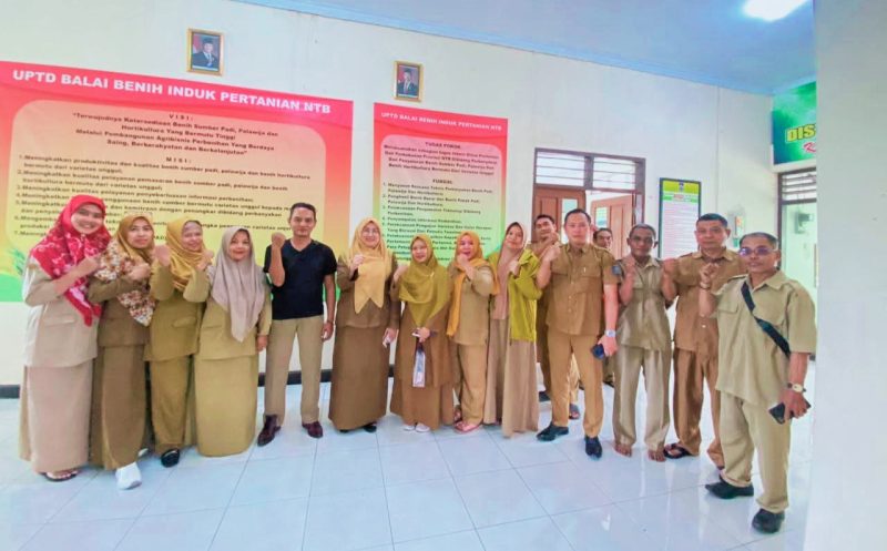 Plt. Kepala Dinas Pertanian dan Ketahanan Pangan Provinsi NTB, Hj. Eva Dewiyani, S.P., saat memberikan arahan kepada jajaran UPTD Balai Benih Induk (BBI) Pertanian terkait kesiapan tata kelola kelembagaan menuju penerapan BLUD di Lombok Barat, Selasa (13/1/2026).