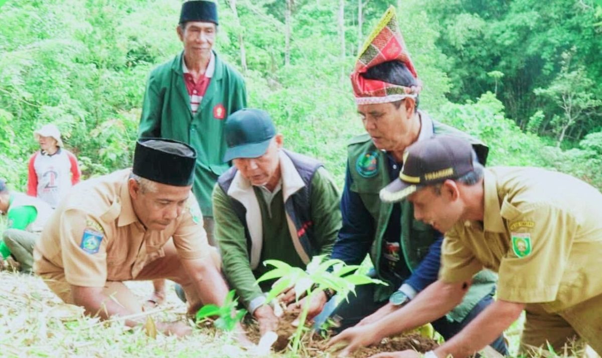 Bupati Sumbawa Ir. H. Syarafuddin Jarot, MP, bersama jajaran Forkopimda dan masyarakat saat Safari Penanaman Pohon tahap ke-7 di Desa Tepal, Kecamatan Batulanteh, Senin (12/1/2026), sebagai bagian dari upaya pelestarian lingkungan dan pengembangan kawasan agrowisata