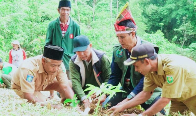 Bupati Sumbawa Ir. H. Syarafuddin Jarot, MP, bersama jajaran Forkopimda dan masyarakat saat Safari Penanaman Pohon tahap ke-7 di Desa Tepal, Kecamatan Batulanteh, Senin (12/1/2026), sebagai bagian dari upaya pelestarian lingkungan dan pengembangan kawasan agrowisata